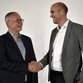 Michael Ullrich (links) begrüßt den neuen Geschäftsführer Dominik Kampf (rechts) im Studierendenwerk.